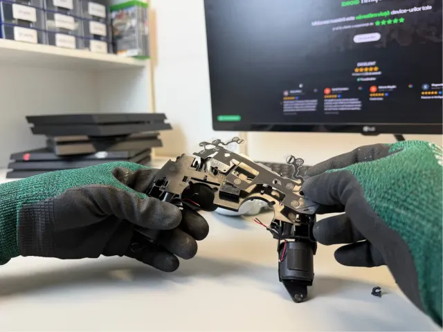 Stație de lucru din atelier, cu piese de schimb pentru console și controllere