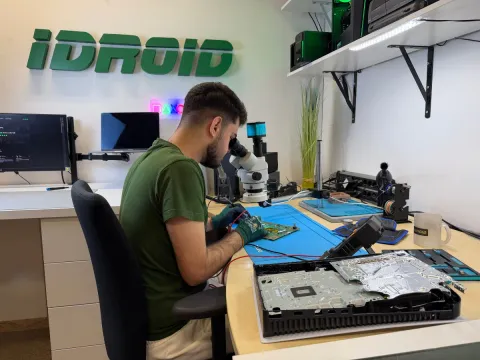 Consolă PlayStation deschisă, cu sistemul de răcire scos la curățat
